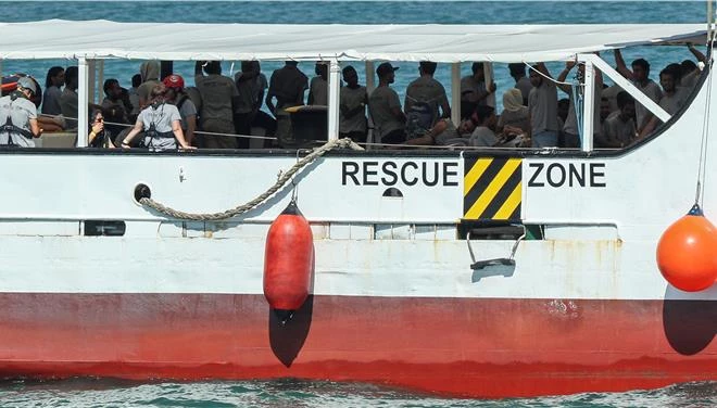 Ιταλία: Εξήντα έξι μετανάστες απείλησαν το πλήρωμα πλοίου – Έτοιμος να «απασφαλίσει» ο Σαλβίνι